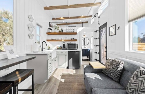 Lindsay Apartment | Modern Tiny Home in Olive Grove! Relax! Near SNP
