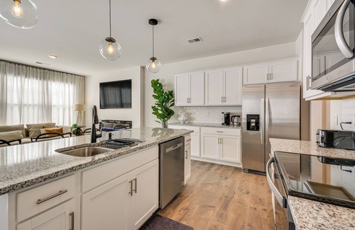 Kernersville House | Modern Townhome w/Private Yard in Kernersville!
