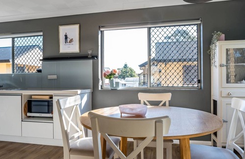 Lutwyche House | Modern Townhome with Parkland Views Walk to Everything!