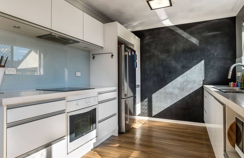 Lutwyche House | Modern Townhome with Parkland Views Walk to Everything!