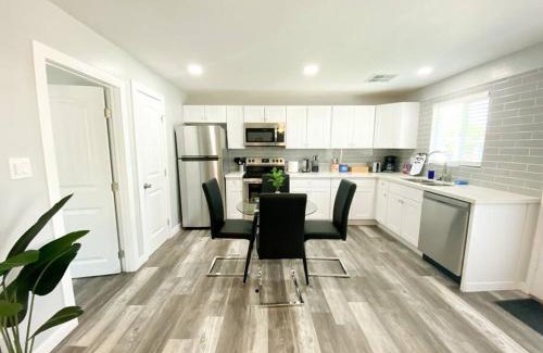 Jen Tilly Terrace Villa | Modern Townhouse in Tempe Near Arizona State University with Fast Wi-Fi & Free Parking for Cozy Stay