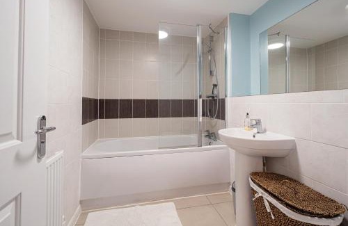Maidenhead Apartment | Modern Townhouse - Sleeps up to 6
