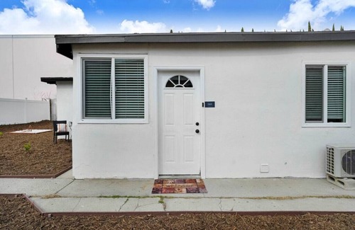 South el Monte House | Modern Traveler's Cozy Retreat: Perfect for Solo Explorers and Small Families, Complete with a King Bed, Patio, and Kitchen.