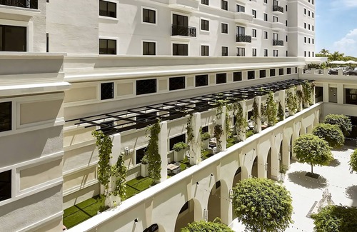 Coral Gables House | Modern Unit in Coral Gables! Parking, Rooftop Pool! Near Dadeland Mall!