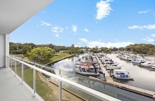 Sandstone Point Apartment | Modern Unit on the Marina
