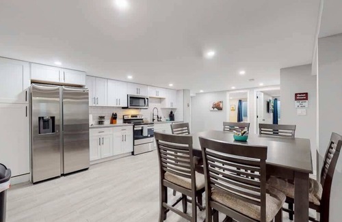 Southeast House | Modern & Updated Unit in Prime Location