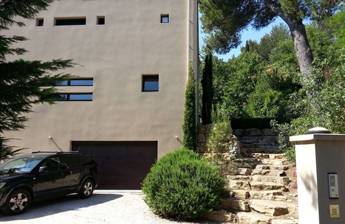 Villeneuve-les-Avignon Villa | Modern villa with pool, comfort and calm near Avignon