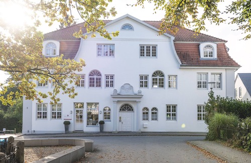 Gluecksburg Apartment | Modern vacation apartment directly on the Schloßsee, with its own terrace