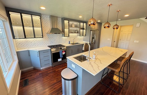 Albany House | Modern Vacation Home w/hottub, pool table. Next to lovely park. Shopping nearby