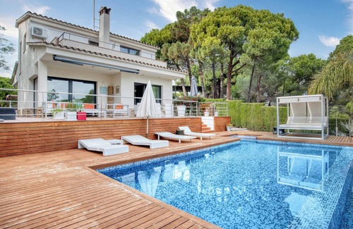 Sant Pol De Mar Villa | Modern Villa with Ocean views, Infinity Pool, Garden & Wi-Fi