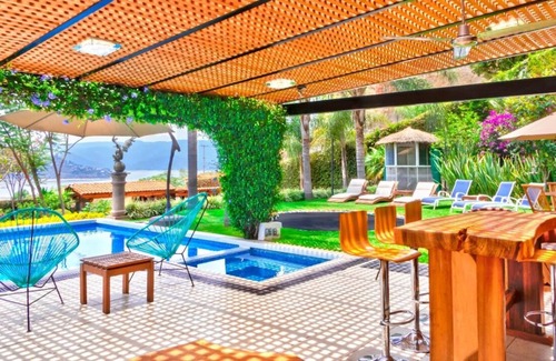 El Santuario House | Modern villa with fantastic view of the lake