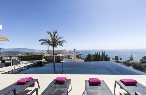 Salobrena Villa | Modern villa with heated privat pool and jacuzzi