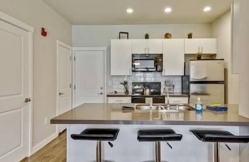 Draper House | Modern w/Pool, Gym, HotTub, Golf, Pet Friendly!