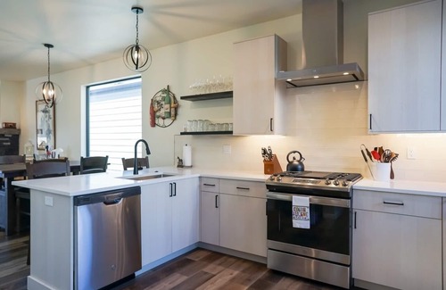 Coeur d'Alene House | Modern, well-stocked Home in Gated Community Ready for all your Vacation needs!