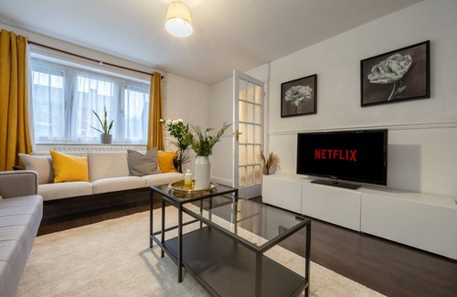 Wolverhampton House | Modern Wolverhampton 3 bed Home - 30 min from Birmingham central