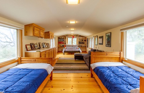 Mariposa County House | Modern Yosemite Barn with views, hot tub, and chefs kitchen