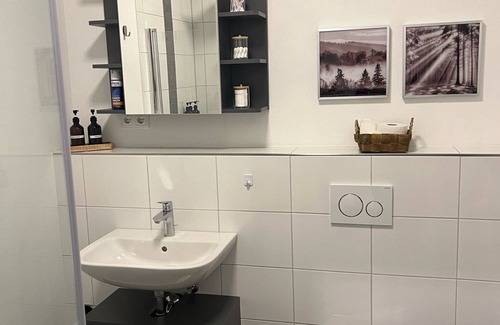 Luegde Apartment | Moderne Ferienwohnung mit Regendusche und Offener Küche in Lüdge