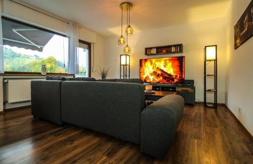 Bullay Apartment | Moderne FeWo SKY Netflix Terrasse Burgblick Boxspringbett Waschtrockner