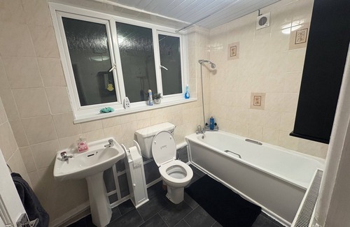 Castle House | Modernised House Near City Centre & Beach w/Wifi, Parking, Snooker Table & More!