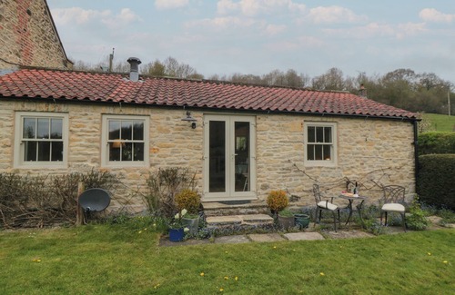 Scawton Cottage | MOLE END, romantic, with open fire in Helmsley