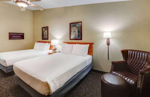 Moline Hotel | Moline Riverbank Charm! Complimentary Services & Saloon | 3 Units