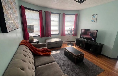West Haven Apartment | Monopoly Manor-2Bdrm-Free Parking- Mins to Yale- Fully Stocked