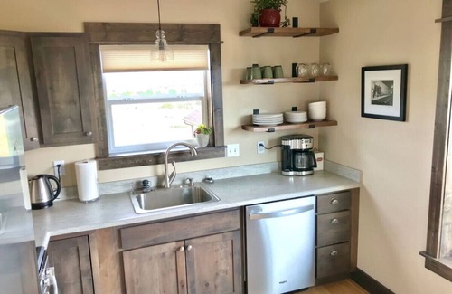 Ennis House | Montana Getaway with mountain views