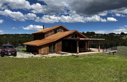 Butte House | Montana Log Home on Private Acreage with Mountain Views