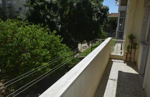 Queluz Other | Monte Abraão- Quarto com banho compartilhado sem serviços