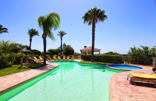 Albufeira Villa | Monte Da Poupa is a 7 bedroom 10 minutes drive from the beach