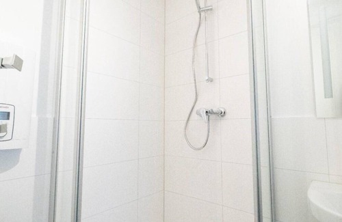 Ahrensburg Apartment | Monteurwohnung für 5 Personen mit Balkon & Küche – Ahrensburg Nähe Hamburg
