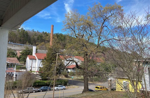 Hot Springs Apartment | Monthly Bathhouse Row Apartment: 1 Month for the Price of 1 Week!