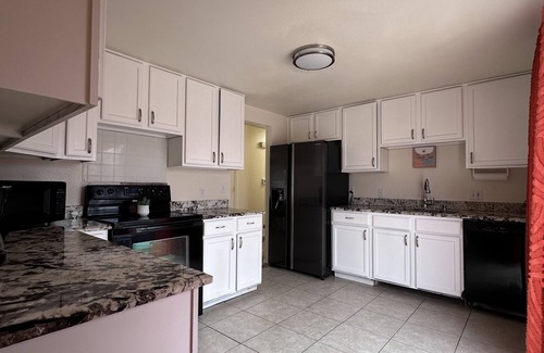 Westminster House | Monthly rent discountsᨒEntire homeᨒ5 BedroomsᨒKing BedsᨒNear DTᨒFireplace