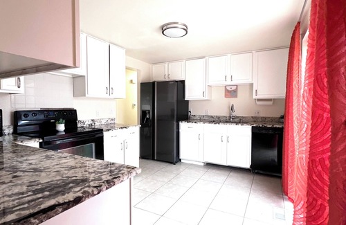 Westminster House | Monthly rent discountsᨒEntire homeᨒ5 BedroomsᨒKing BedsᨒNear DTᨒFireplace