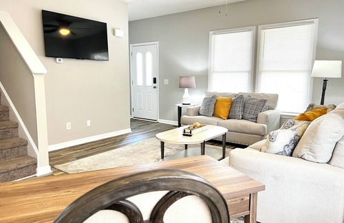 Greensboro House | Monthly Rental: 2 Bed 2 Bath in Greensboro