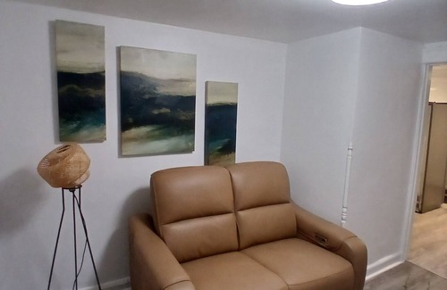 Bloomfield Apartment | Monthly Stays: 2BR w/Parking - 8 min Walk NJ Transit Train - 40 Min from NYC
