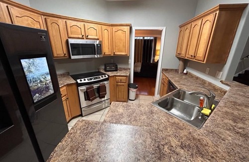 Snowden District House | MONTHLY STAYS-Brilliant 5 BR Home-Near Stateline, Essentials.