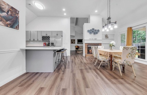 Southwind House | MONTHLY STAYS- Modern, Updated 5- Bedroom Brick Home