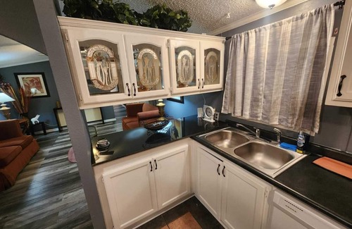 Raleigh Cabin | MONTHLY STAYS-Rear Cabin Only – Secluded 3BR/2BA Guest House Near Downtown