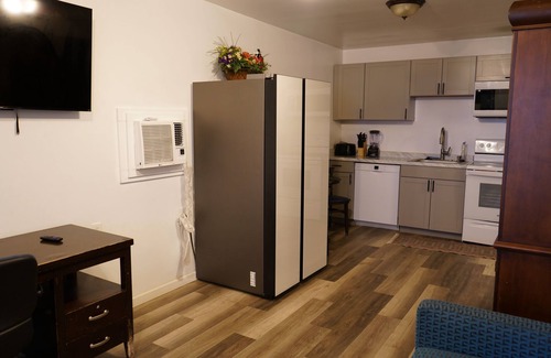 South Memphis Cottage | MONTHLY STAYS-Spacious Guest House w/8+ Beds- Near Downtown & Medical District