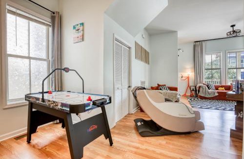 Metropolitan House | Monthly Stays! - Stylish Home Near DT & River St - 2 King Beds - Massage Chair - Games