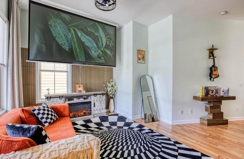 Metropolitan House | Monthly Stays! - Stylish Home Near DT & River St - 2 King Beds - Massage Chair - Games