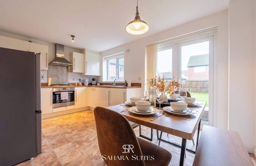 Llanwern House | Monthly Stays | Upto 20%OFF | Modern 3BR | Parking