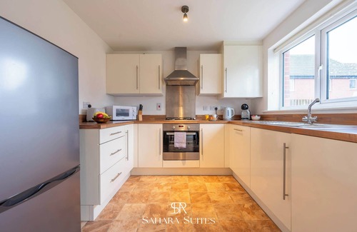 Llanwern House | Monthly Stays | Upto 20%OFF | Modern 3BR | Parking