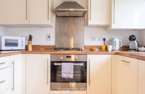 Llanwern House | Monthly Stays | Upto 20%OFF | Modern 3BR | Parking