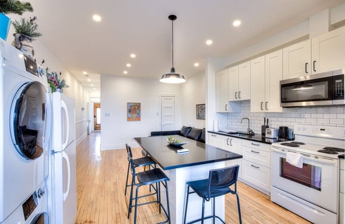 Sainte-Marie Apartment | Montreal Classic Style 2br Apt