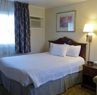 Great Barrington Hotel | Monument Mountain Motel