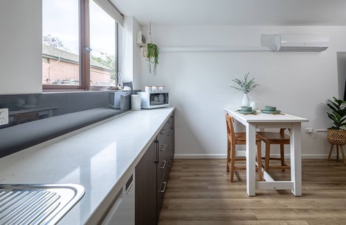 Moonee Ponds Apartment | Moonee Ponds’ hidden gem – 1BR w/ Free Parking + WIFI