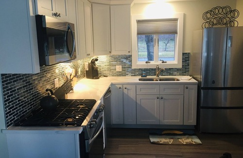 Suttons Bay Cottage | Moonglade Cottage 2 Bed/1BTH - waterfront and in the heart of wine country!
