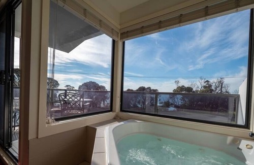 Newhaven House | Moonlight Bay and Gallery Ocean View King Suite #3